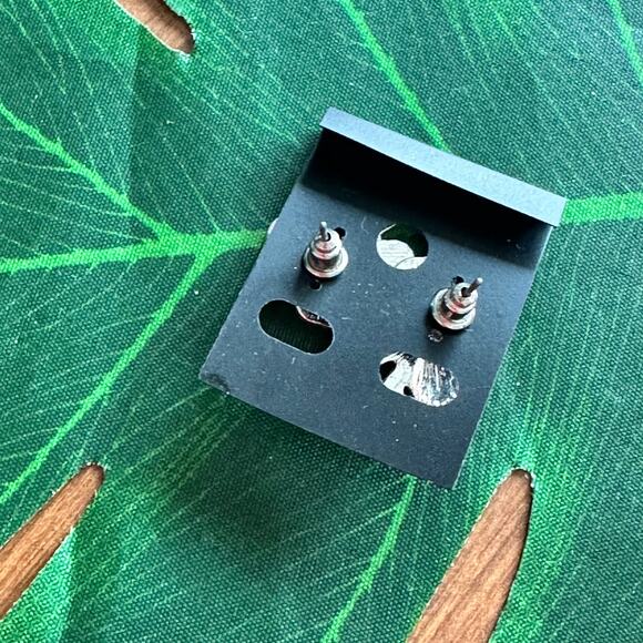 BOGO FREE VTG ENAMEL CLOVER EARRINGS - Picture 4 of 5